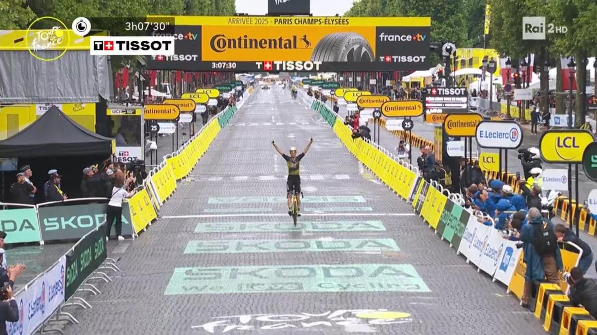 RaiNews's tweet image. #TourdeFrance, il capolavoro di Wout #VanAert sul pavé bagnato degli Champs-Elysees #TDFF2025 #27luglio
Guarda il video su Rainews.it 👉🏻 rainews.it/maratona/2025/…