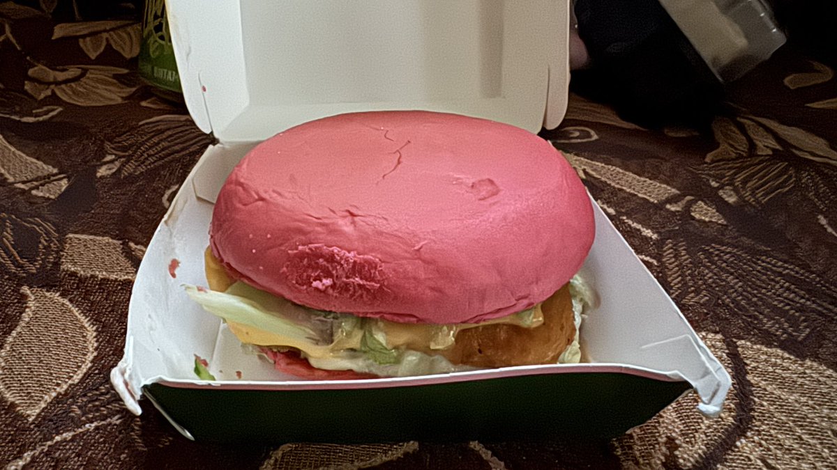 Наконец-то удалось попробовать бургер #HelloKitty с розовой булочкой и эксклюзивной коробкой.
-
Finally got to try the #HelloKitty burger with a pink bun and exclusive box.
-
ついにピンクのバンズと限定ボックスの #HelloKitty バーガーを試すことができました。