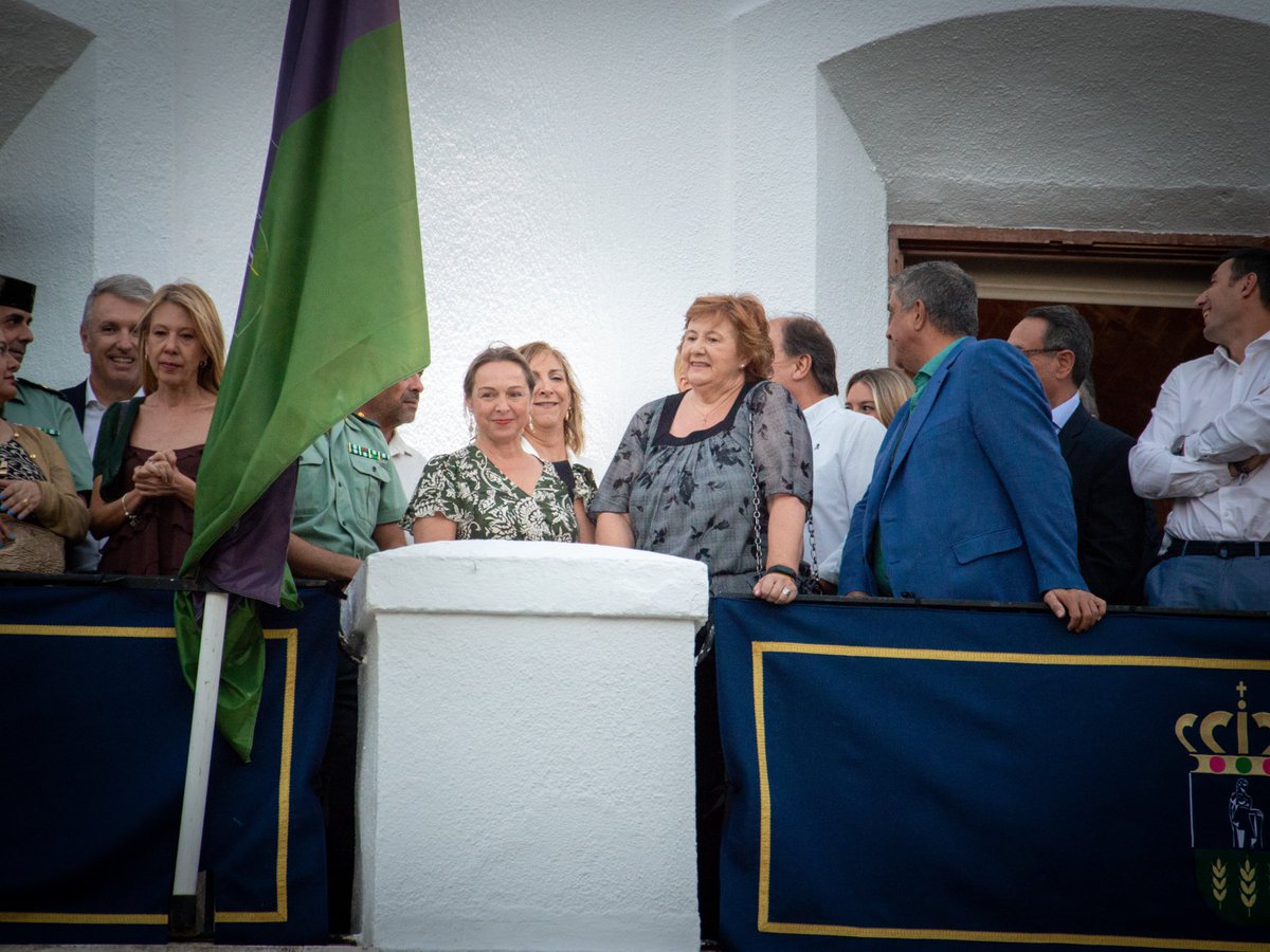 VOX_VCanada's tweet photo. 🎉 Despedimos las Fiestas de #SantiagoApóstol

Desde el balcón del Ayuntamiento, arrancamos unas fiestas llenas de tradición y unión entre todos los villanovenses. 😊

Gracias a todos los vecinos, peñas (Los Cucos, Los Despernaos, Las Katas y Los Tuusos) y servicios municipales https://t.co/Etcfhb3mTI