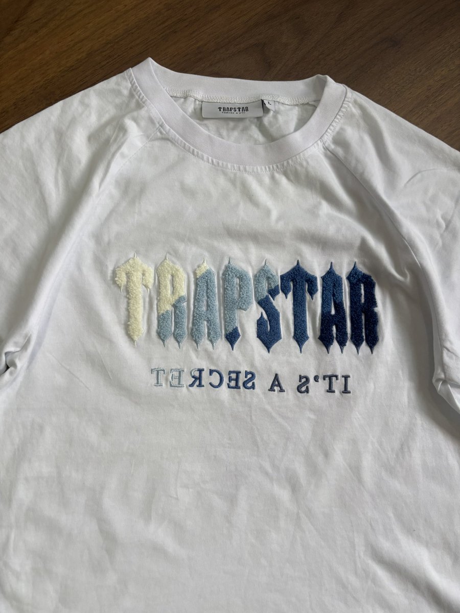 thriftedthrvds's tweet image. size: large
condition: 10/10
price: ¢200