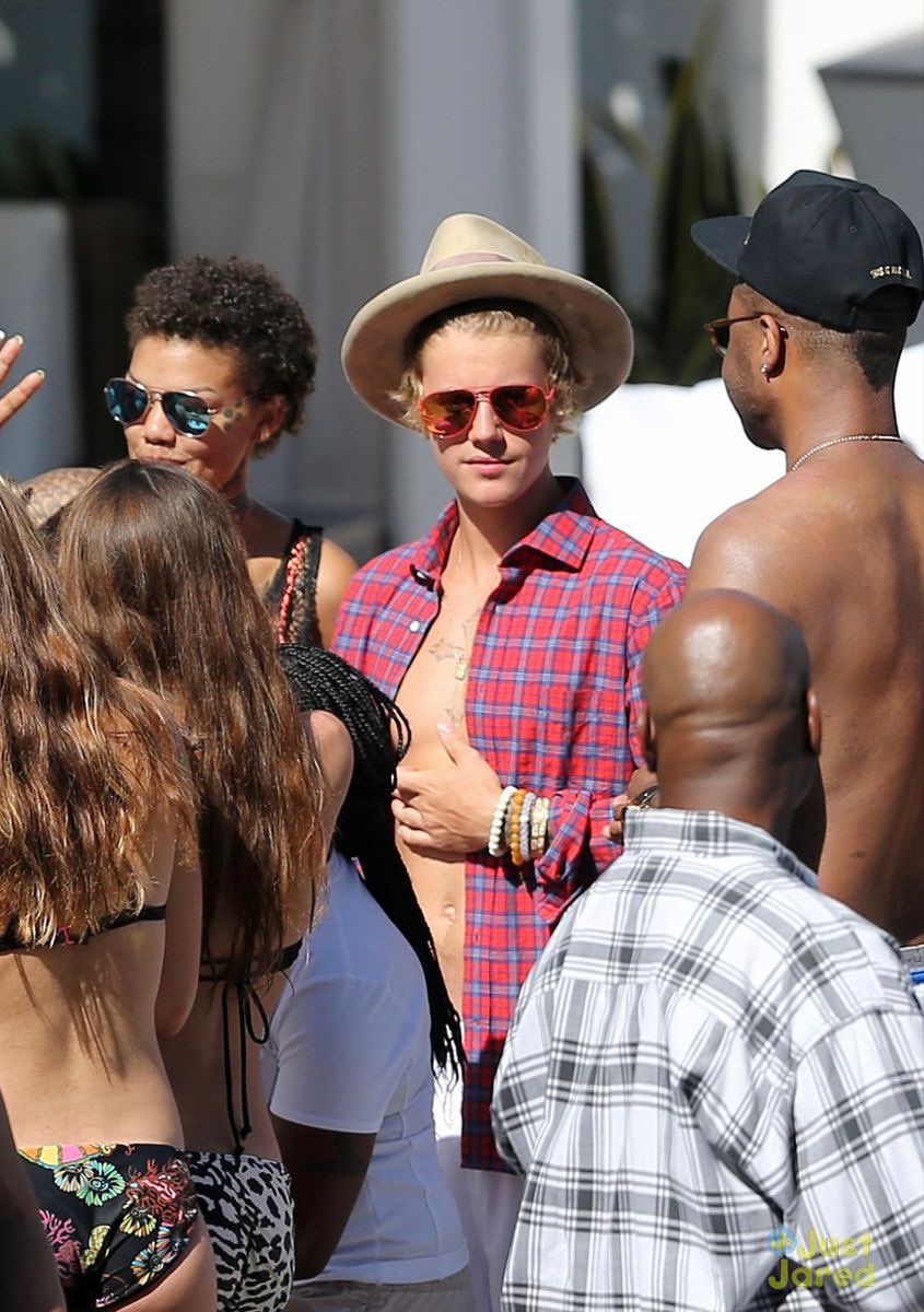 JDBieberDumps's tweet image. Justin Bieber spotted at the Fontaine Bleau Hotel in Miami, Florida
(March 6, 2015)