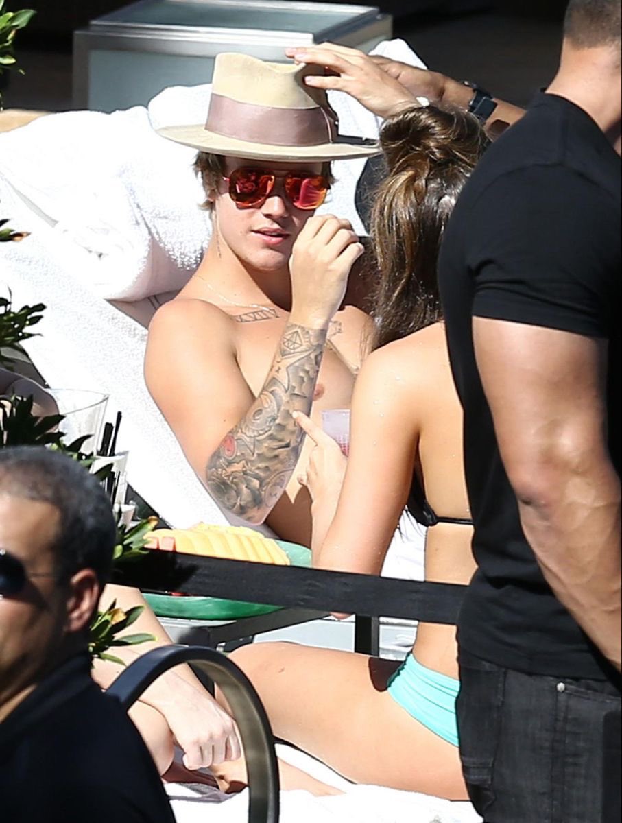 JDBieberDumps's tweet image. Justin Bieber spotted at the Fontaine Bleau Hotel in Miami, Florida
(March 6, 2015)