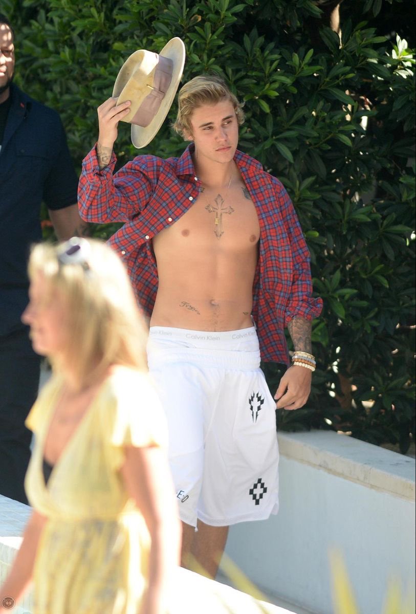 JDBieberDumps's tweet image. Justin Bieber spotted at the Fontaine Bleau Hotel in Miami, Florida
(March 6, 2015)