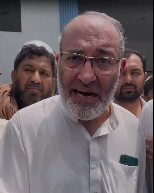 Irumchaudhary20's tweet image. شیطان بوڑھا ہوکر مزید شیطان ہوجاتا ہے۔👹