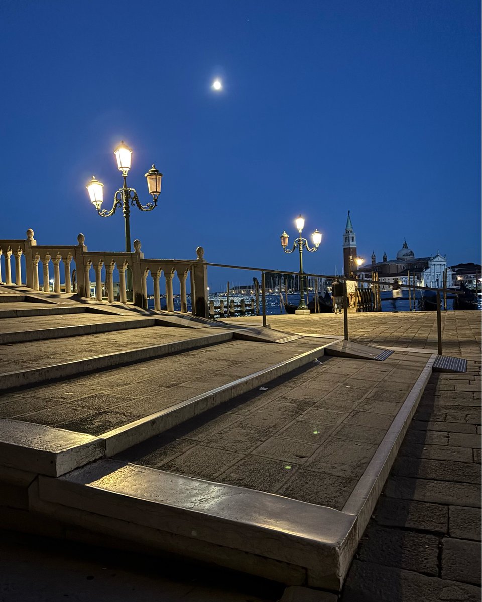 IntrecciVE's tweet image. Luci in basso e in alto #venezia #venice #veneziagram #igersvenezia #veneziadavivere #venise #tourguide #travel #travelgram #guidetouristique
