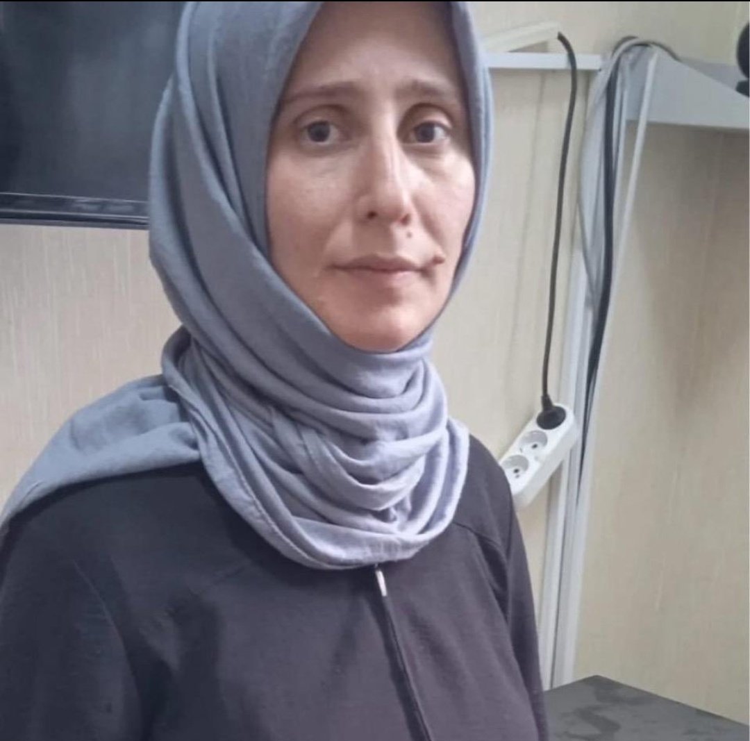 9 aylık hamile ve doğumuna çok az kalan Merve Zayım, 3 Temmuz'dan bu yana hapiste, bir bebek daha gözlerini hapiste açmasın, artık bu adaletsizliğe son verin.

Eşi Furkan Zayım:

Eşim şu an Edirne L Tipi Cezaevi'nde,  25-26 kişilik koğuşta kalıyor. Günde sadece 2 saat su