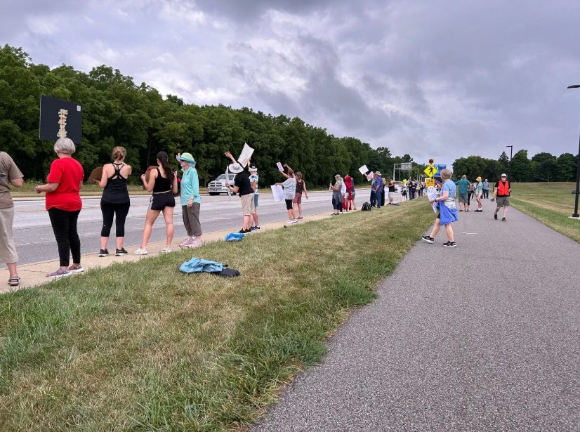 WSBT's tweet image. #ICYMI: Dozens of protesters gathered in front of the Saint Mary's and Holly Cross campuses for the "Save our Families" rally on Saturday.
bit.ly/41dTVoW