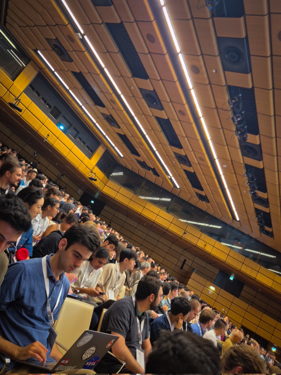 ecekt2's tweet image. hundreds of people learning about synthetic data generation! #ACL2025NLP #acl2025 @gneubig @alisawuffles