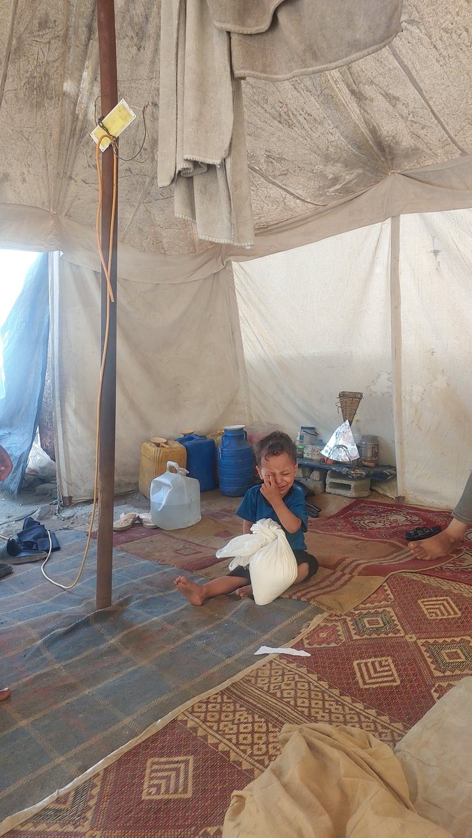 AhmedAlQas19232's tweet image. Does drinking salt water protect the stomach from rotting due to hunger? If you are scrolling, please leave a dot. It's just a dot. Please help. My children are dying of hunger. chuffed.org/project/138359…