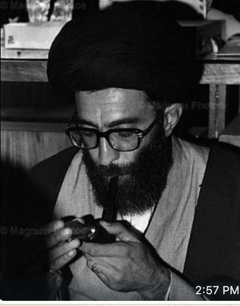 Maj_mohammadi's tweet image. گفتگوی آغا و مجتبی
م: اخبار منقل و وافور بیت داره دست به دست میشه
آ:دمکراتا با این قضیه کولن. حسین و هانتر همه اش های ان
م: وقتی اونور بگن اینور بیشتر باور میکنن
آ: چیلکس. دژمن همینه. فعلا چایی نباتو بیار گلویی صاف کنم
م: آسانسور یک ربع دیگه میاد پایین. گفتم بجنبن
آ: آورین. آورین