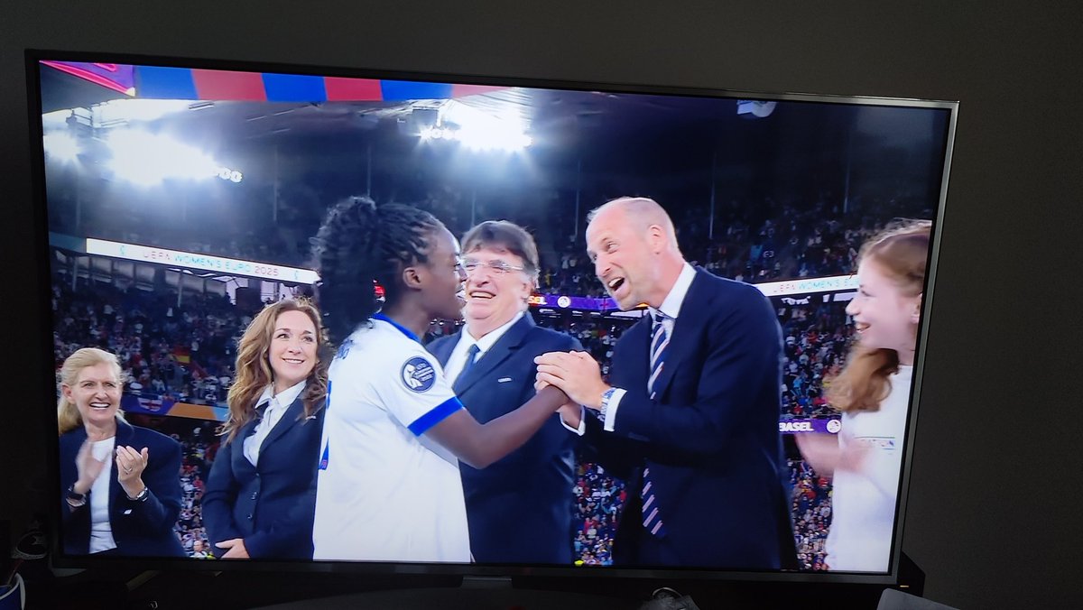 Michelle Agyemang. Young player of the tournament. Still only 19 years old and a university student at Kings College London!

You can tell how much the rest of the squad love and respect her 🥹

#WEURO2025final #WEuros2025 #WEuroFinal #ENGESP #Lionesses #BBCFootball