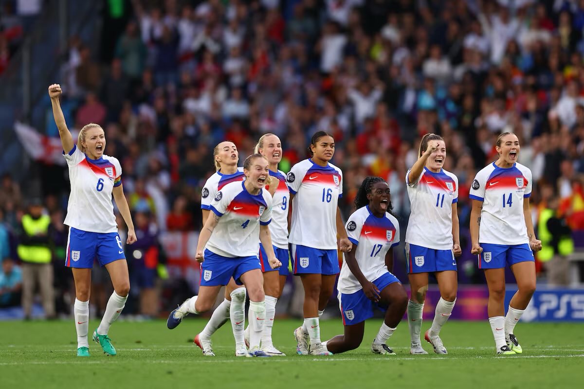 SnapMediaLive's tweet image. ⚽ England Retain Euro Title After Dramatic Shootout Win Over Spain
📍St. Jakob-Park, Basel, Switzerland – July 27, 2025
⸻
🏆 Historic Moment: Lionesses Repeat as European Champions
• England and Spain ended 1–1 after extra time in a gripping UEFA Women’s EURO 2025 final.…