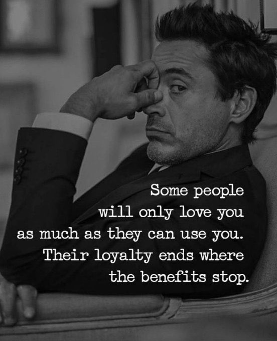 Bazı insanlar seni yalnızca işlerine yaradığın sürece sever.
Sadakatleri, çıkarlarının bittiği yerde sona erer.