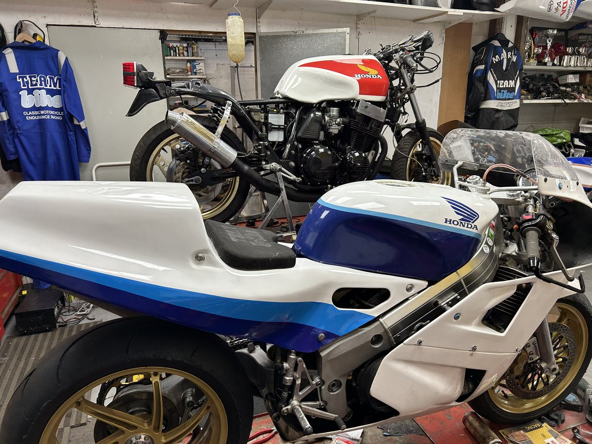 Both bikes coming on well for Donington next weekend, still a lot to do though 👍