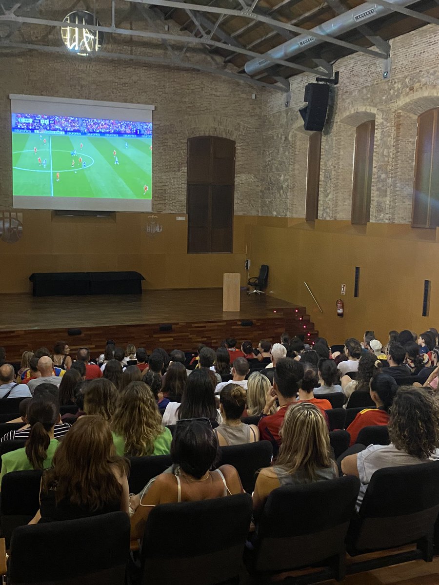 FDMValencia's tweet image. 🏆⚽️👩🏻🦱🇪🇸 Alrededor de 2️⃣0️⃣0️⃣ personas han vivido la final de la #WEURO2025 en el Complejo Deportivo Petxina
La selección femenina de fútbol ha logrado el subcampeonato de Europa tras caer en los penalties ante Inglaterra (3-1)