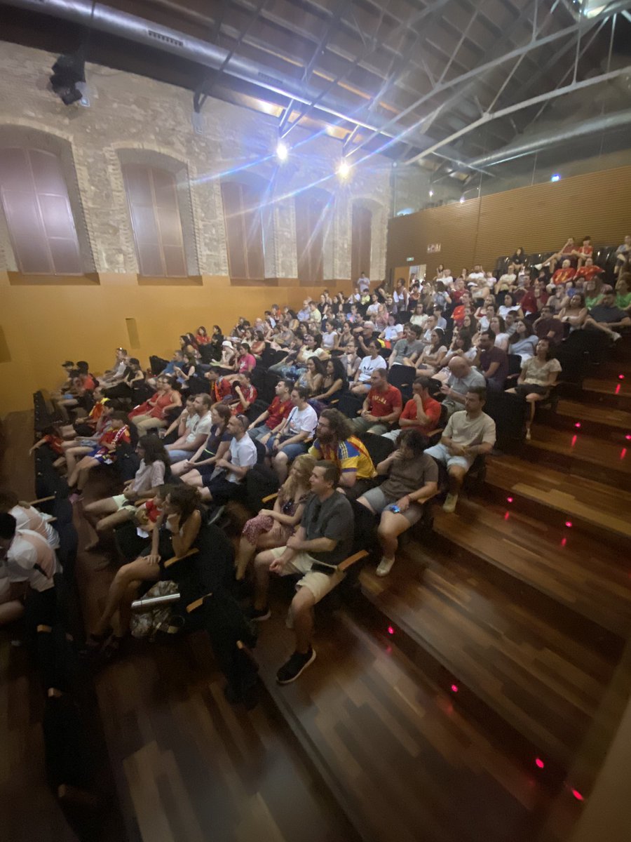 FDMValencia's tweet image. 🏆⚽️👩🏻🦱🇪🇸 Alrededor de 2️⃣0️⃣0️⃣ personas han vivido la final de la #WEURO2025 en el Complejo Deportivo Petxina
La selección femenina de fútbol ha logrado el subcampeonato de Europa tras caer en los penalties ante Inglaterra (3-1)