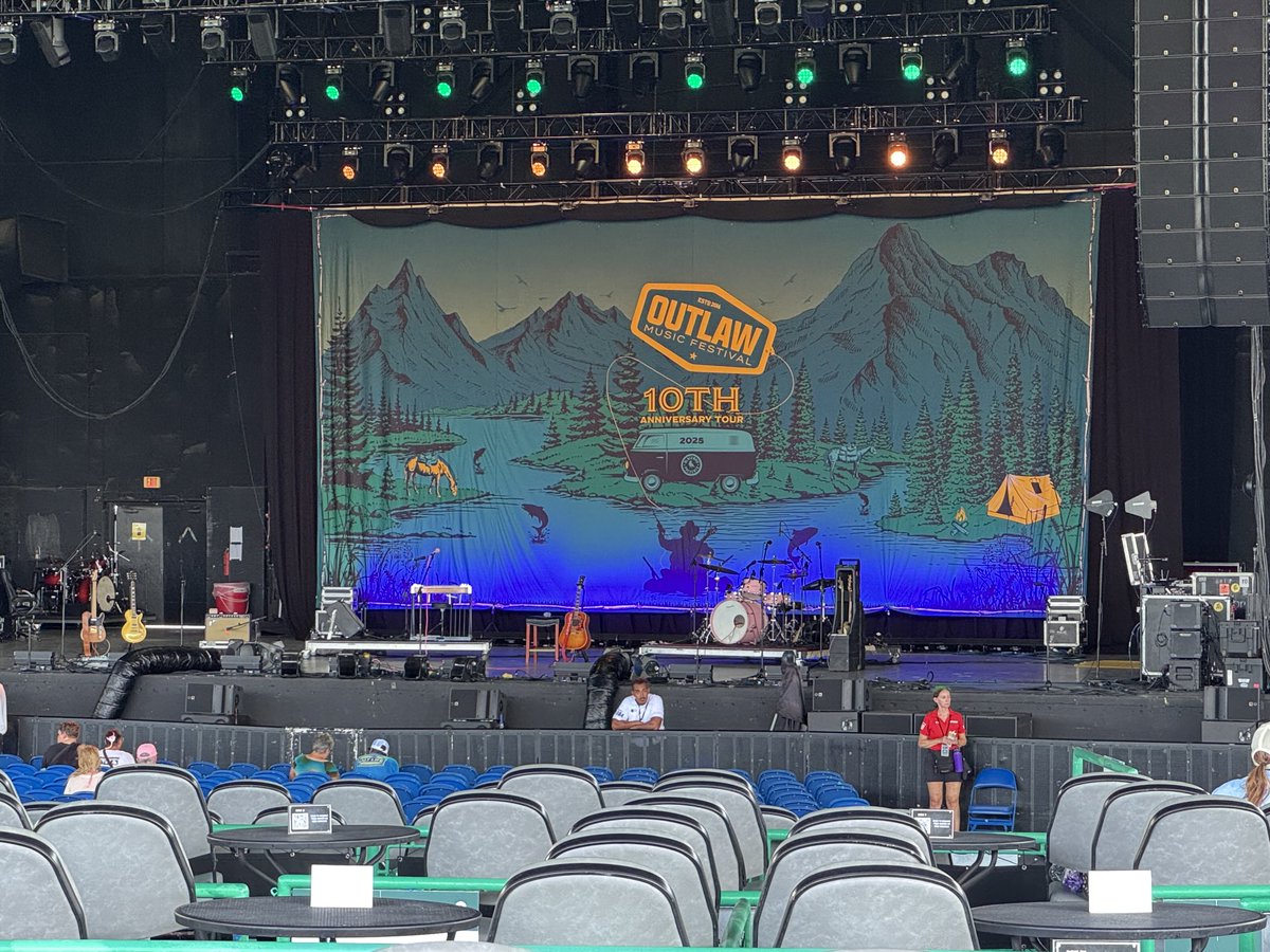 CwNewbie11's tweet image. Let’s go! Excited to see Willie Nelson tonight