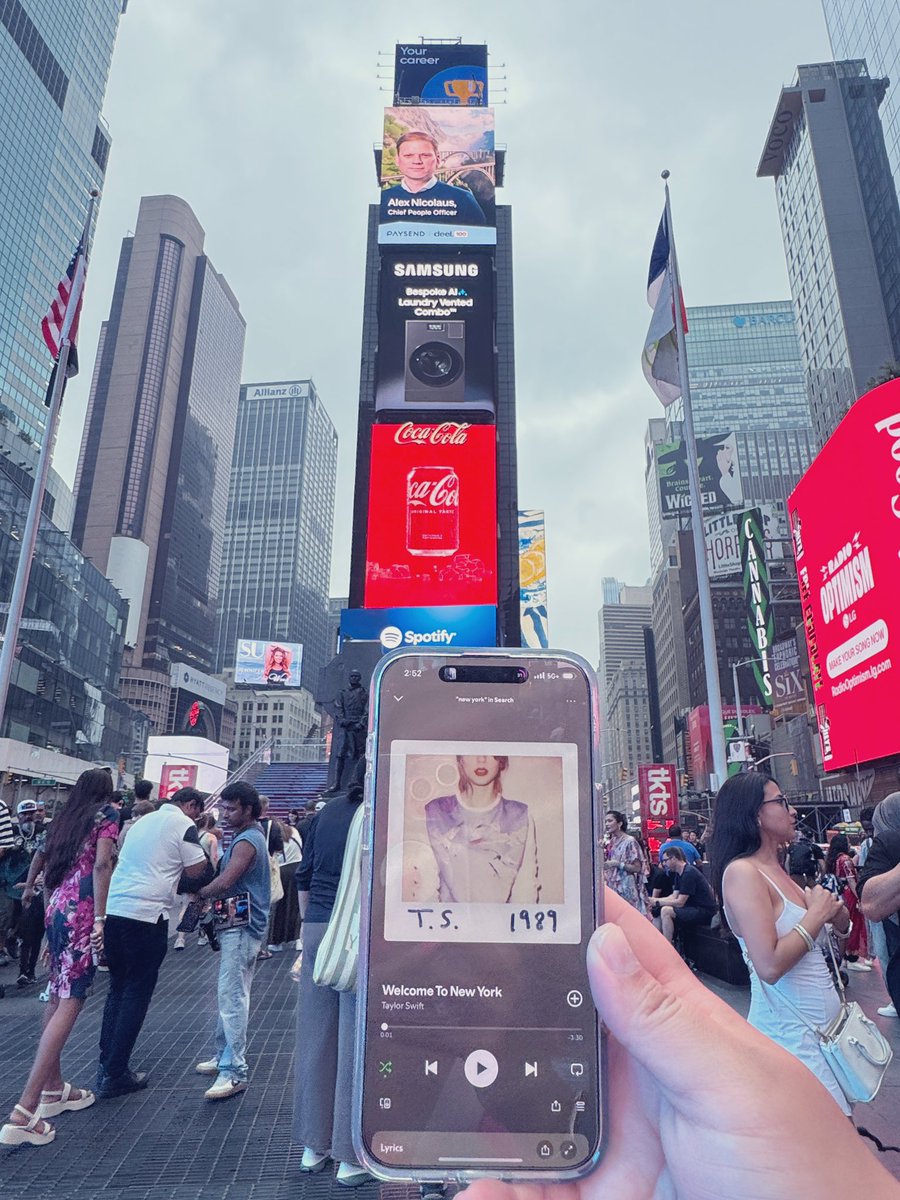 SwimBeckRun's tweet image. Swiftie things 🗽🩵