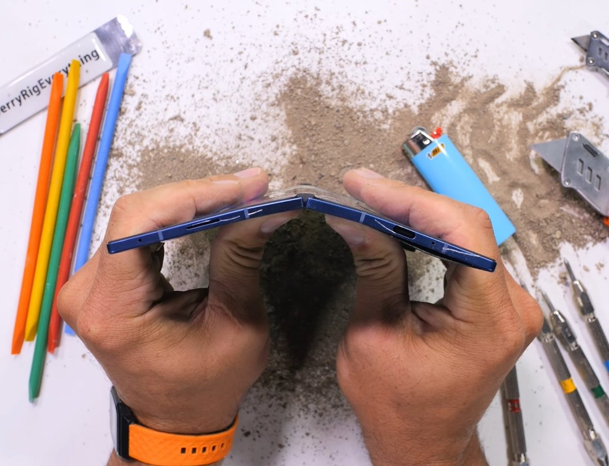 MaxJmb's tweet image. This looks really bad but the Galaxy Z Fold7 actually survived the @ZacksJerryRig bend test! 😮💪
Watch the full video here: youtu.be/8hgg4YEdPak?si…