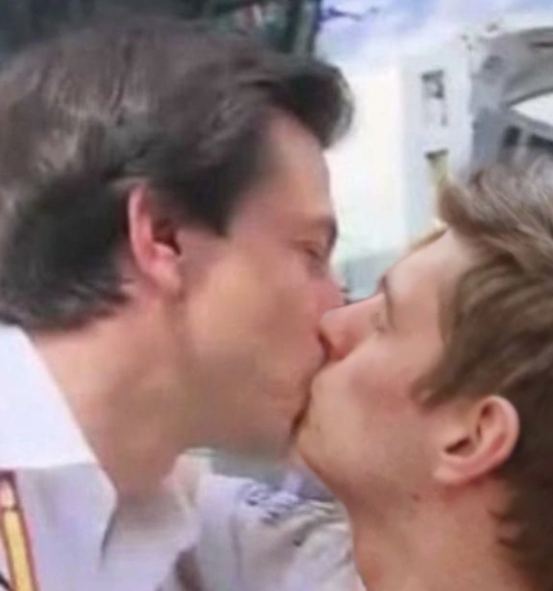 NOOOOOOO MA COME???? ERA GIÀ SPOSO DI MERCEDES!!!

E ALLORA QUESTA FOTO?????