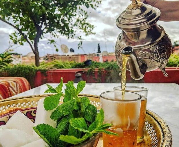 Mourabyt's tweet image. Le thé à la menthe est une boisson née au Maroc 🇲🇦 créé par les marocains, qui en découvrant les feuilles de thé, l'associent à la boisson qu'ils buvaient traditionnellement.
Il est inacceptable de voir les algériens se l'approprier.
Le thé à la menthe algerien 🇩🇿 n'existe pas!
