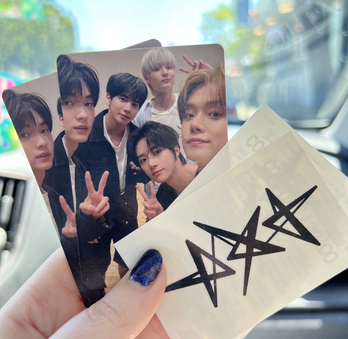 moa_spring304's tweet image. Nearest indie store sold out of albums yesterday but still had the exclusive freebies 🥹
#LetsBuyTOGETHER