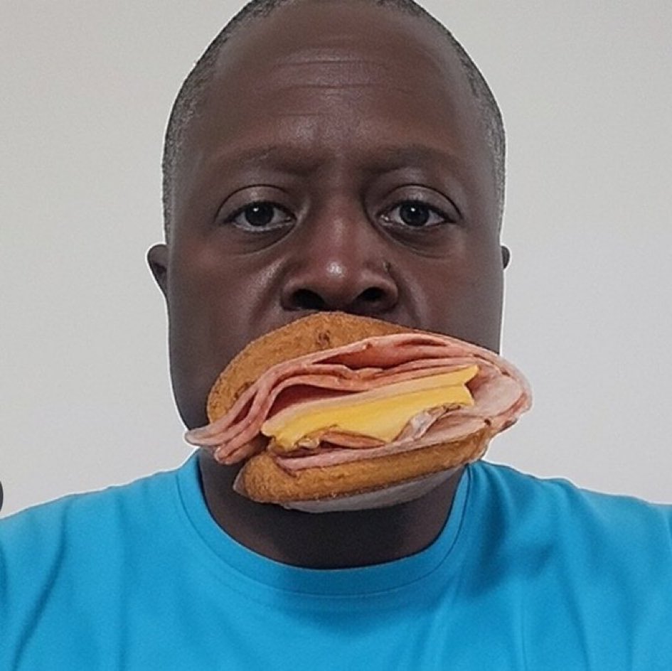 O cadelo do Cbozo foi fazer greve de fome com 30 sanduíches escondidos na barraca.
Xandão mandou panhar o beco.