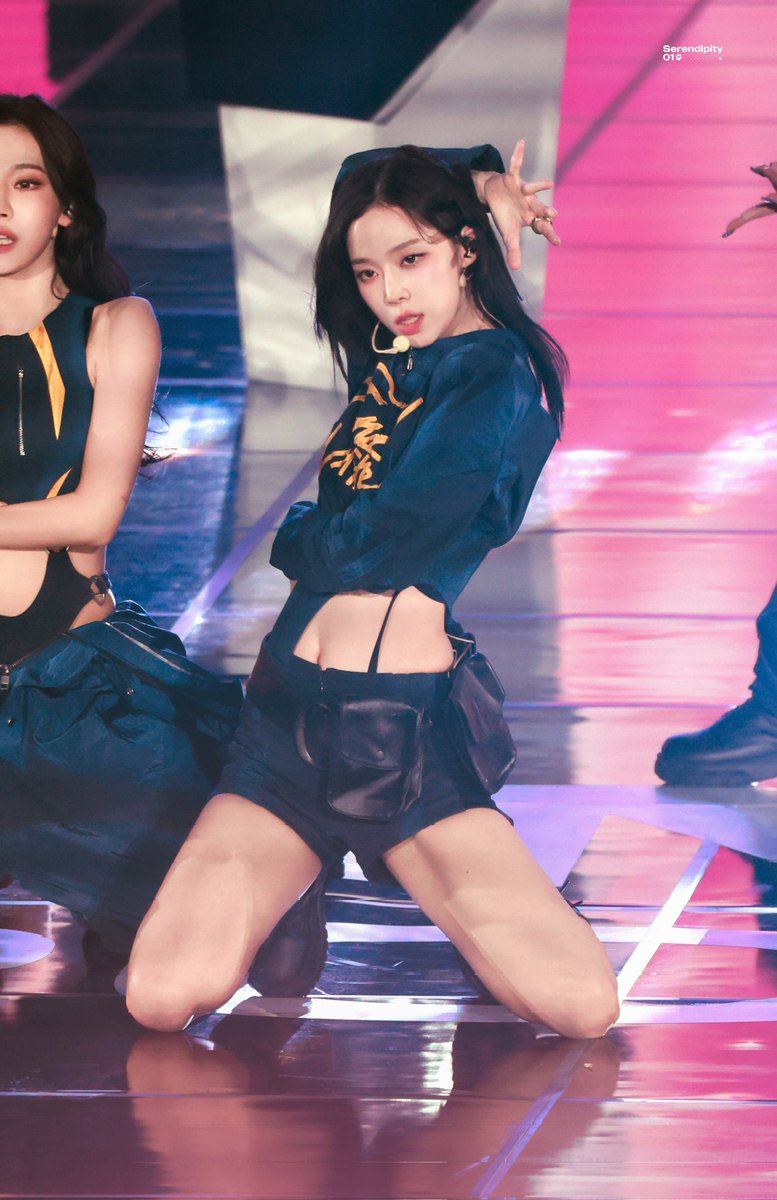 jensoocrumbs_e's tweet image. winthighs... 🤤🤤