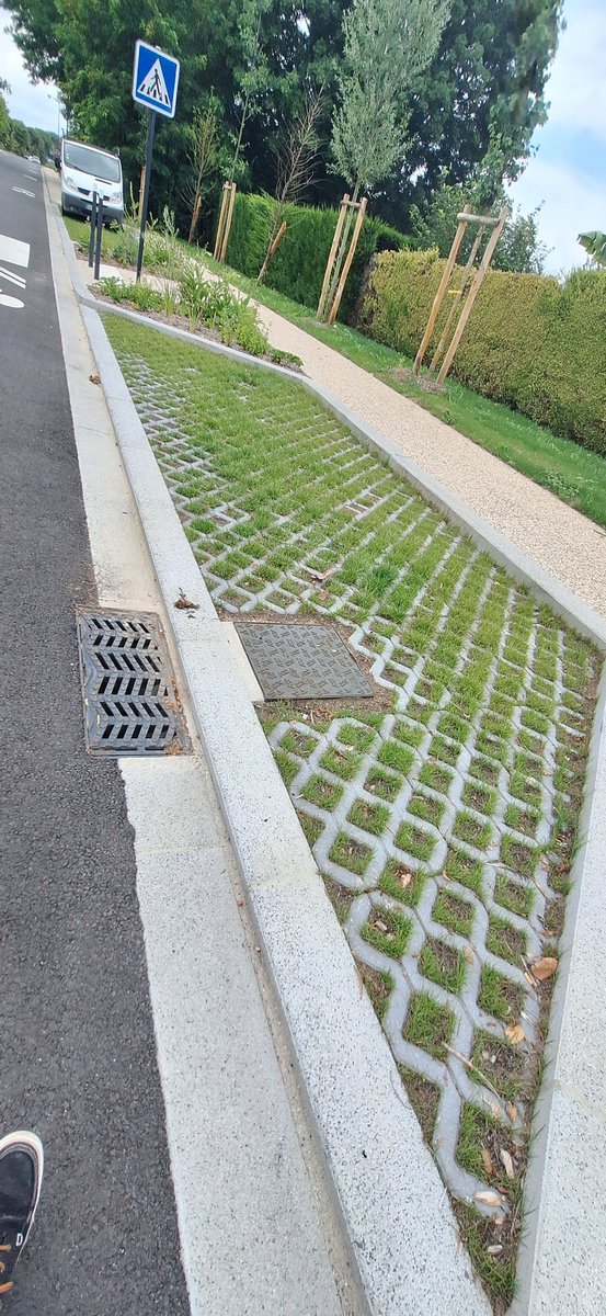 laurent27100's tweet image. Val-de-Reuil opté pour des places de parking en gravier est nul. C'était évident que cela allait être envahi par les mauvaises herbes. La troisième photo est plus soignée, car le gazon est plus facile à entretenir. C'est mon avis perso.