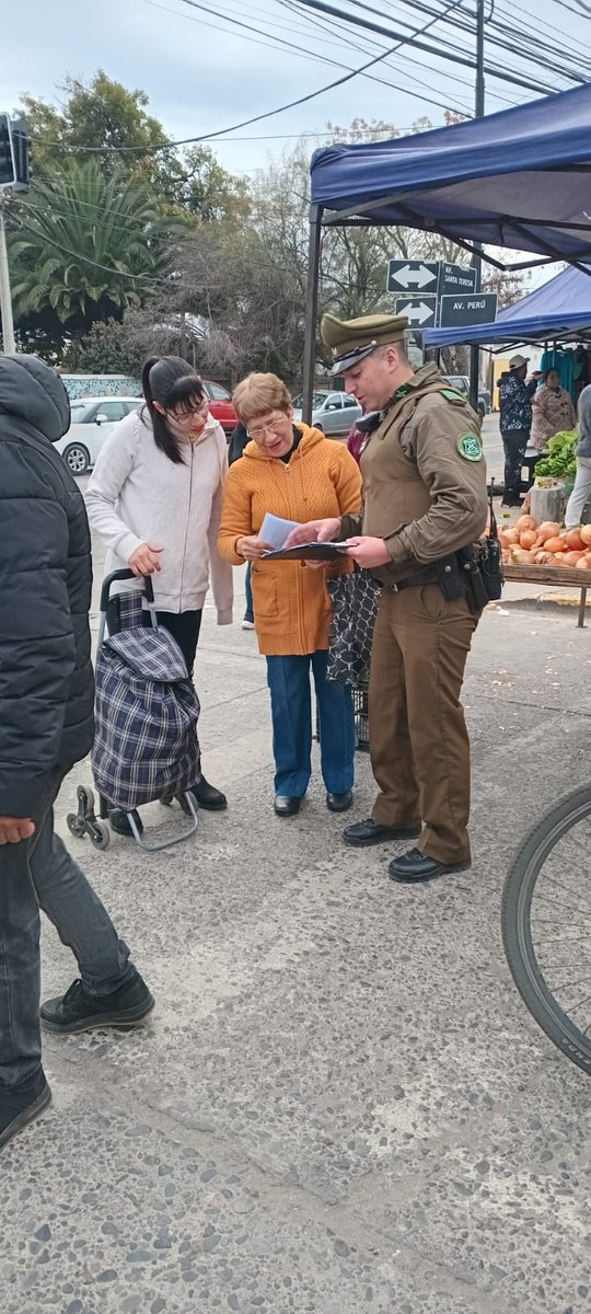 #LosAndes: Carabineros se encuentran desplegados en el sector brindando recomendaciones de seguridad a vecinos para prevenir el delito.
#CarabinerosDeTodos