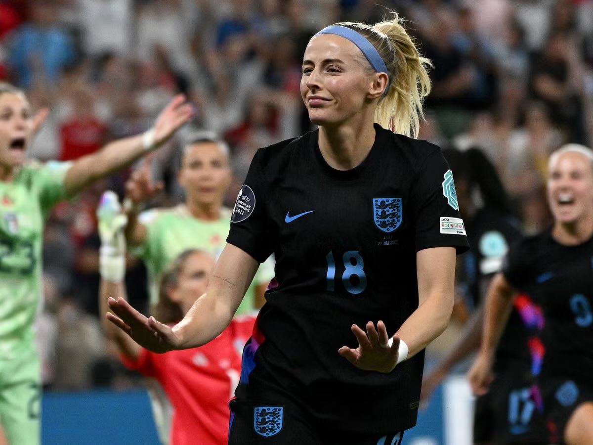 tovers98's tweet image. Chloe Kelly owns the champagne moments.
Always clutch for England.
Hero.