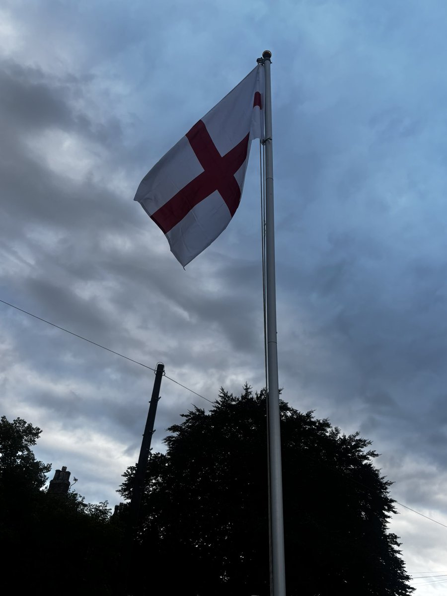 Well done the Lionesses! It’s come home . Flag up to congratulate you here in #altrincham 
#Lionesses #Euro2025 #Euros