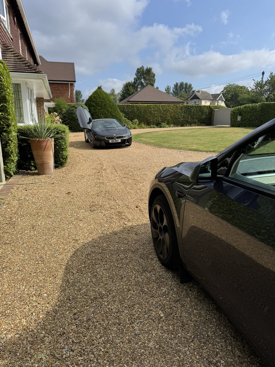 FutureGhost_Boo's tweet image. Helping a friend with a faulty charger for his hybrid BMW, terns out just needed turning off and on again, I’m here for tech support.