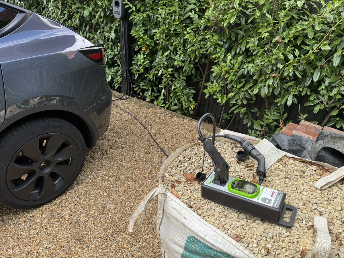 FutureGhost_Boo's tweet image. Helping a friend with a faulty charger for his hybrid BMW, terns out just needed turning off and on again, I’m here for tech support.