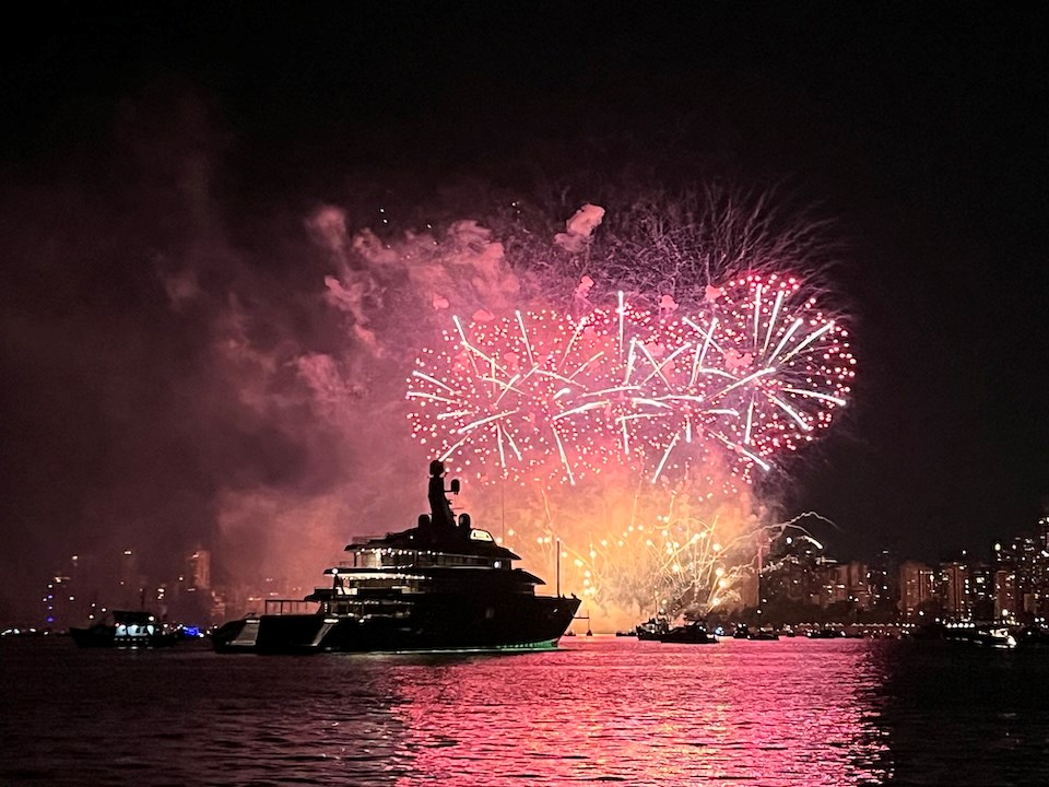 VIAwesome's tweet image. Videos + Photos: Team Nova Scotia creates spectacular show above Vancouver&apos;s English Bay dlvr.it/TM899g