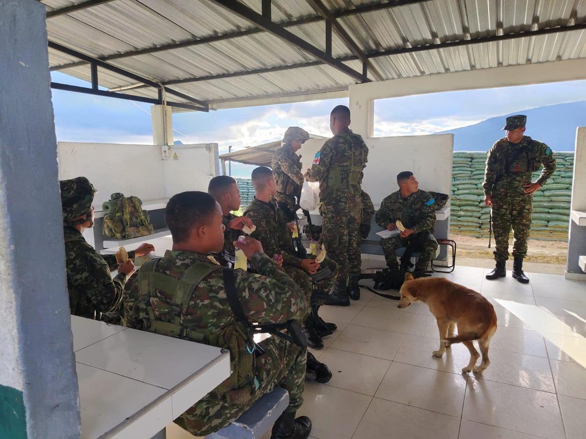 Ejercito_Div8's tweet image. En la Base Militar el Morro, ubicada en Yopal, #Casanare la #Brigada16 a través del Batallón de Infantería N°44 Coronel Ramón Nonato Pérez realizó una entrega de moral y bienestar a sus tropas, fortaleciendo el espíritu de cuerpo, la lealtad y el compromiso con la misión.…
