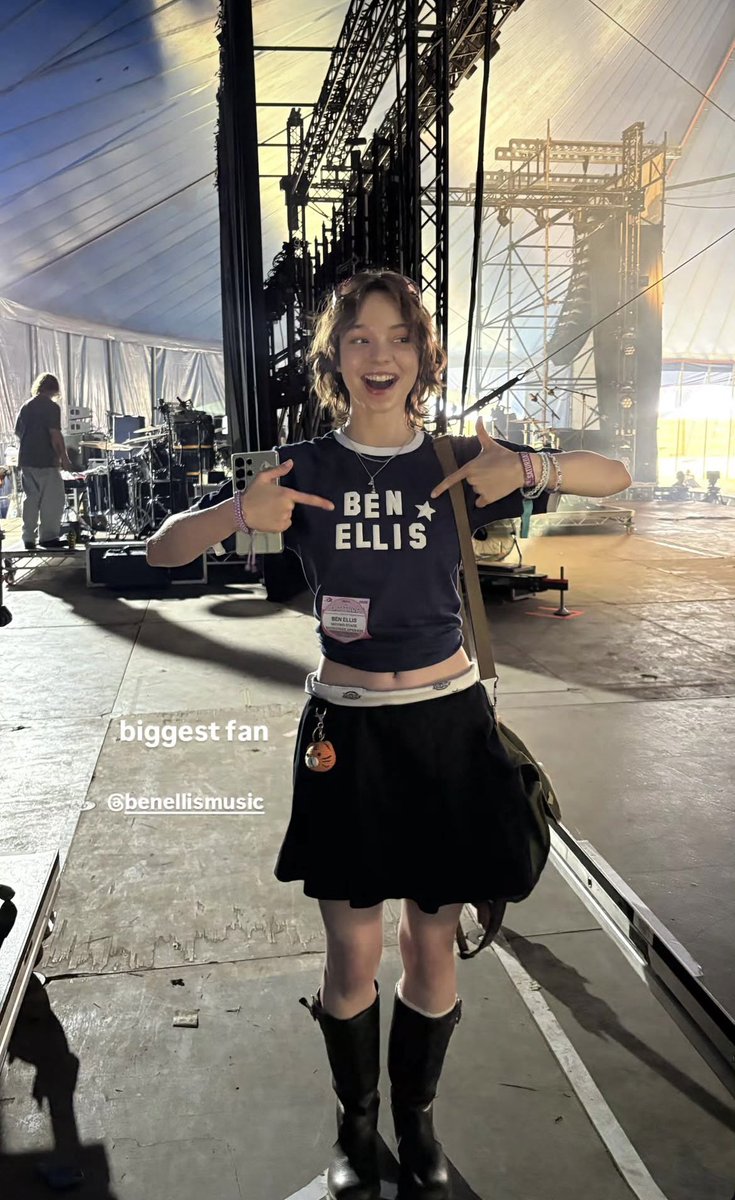 astridsinclair_'s tweet image. Emma’s always her friends biggest supporter