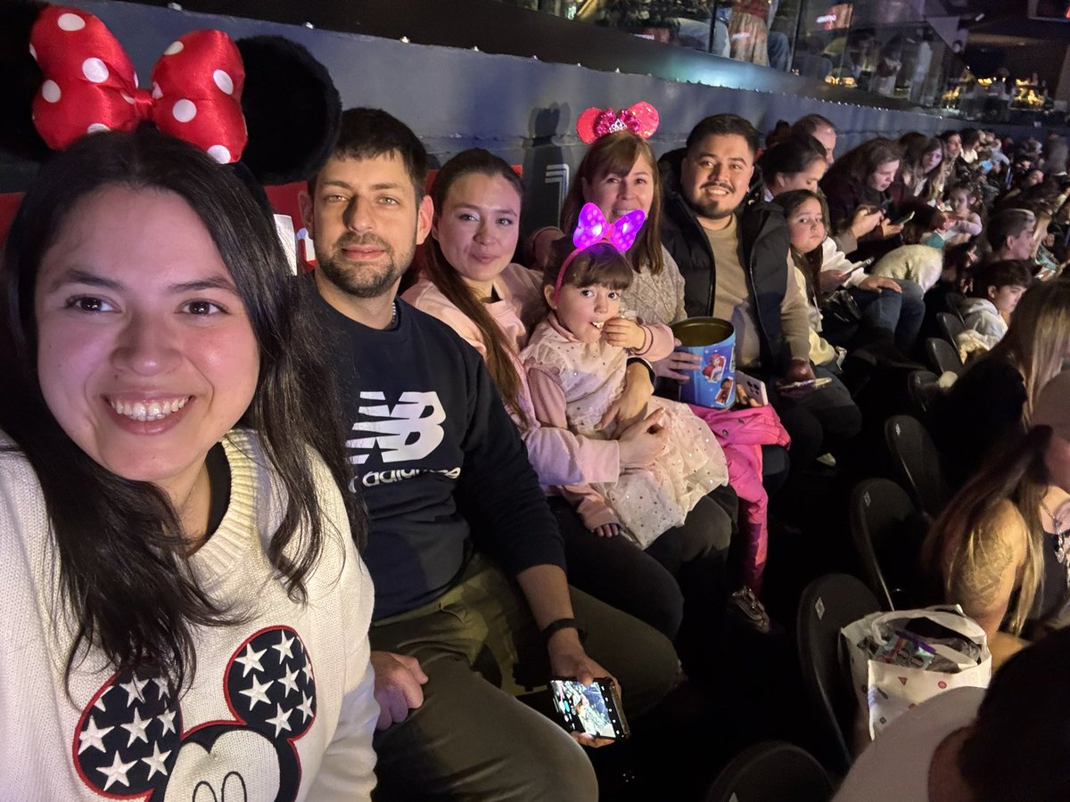 Viqui_Rodri's tweet photo. #disneyonice https://t.co/8rcTOrza1f
