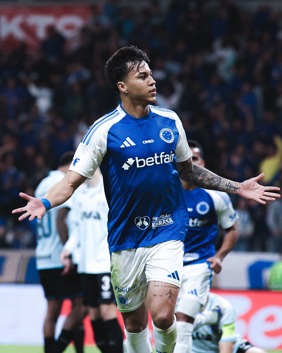 BlogRaposa's tweet image. Kaio Jorge pelo Cruzeiro no Brasileirão 2025:

• 15 jogos
• 13 gols
• 4 assistências

17 G/A EM 15 JOGOS! 🤯