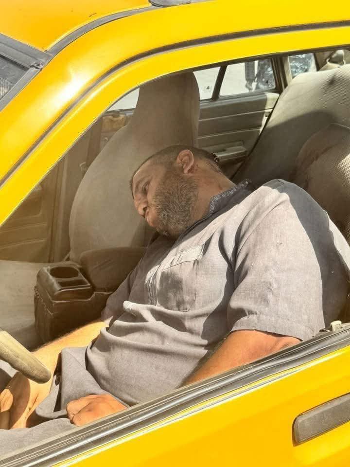MunaSami10's tweet image. بنيته تنتظره، تگعد بحضنه وتحزر لون الحامض حلواية الجايبها اليوم..
صارت ليل.. نامي، راح الحلو وظل الحامض.