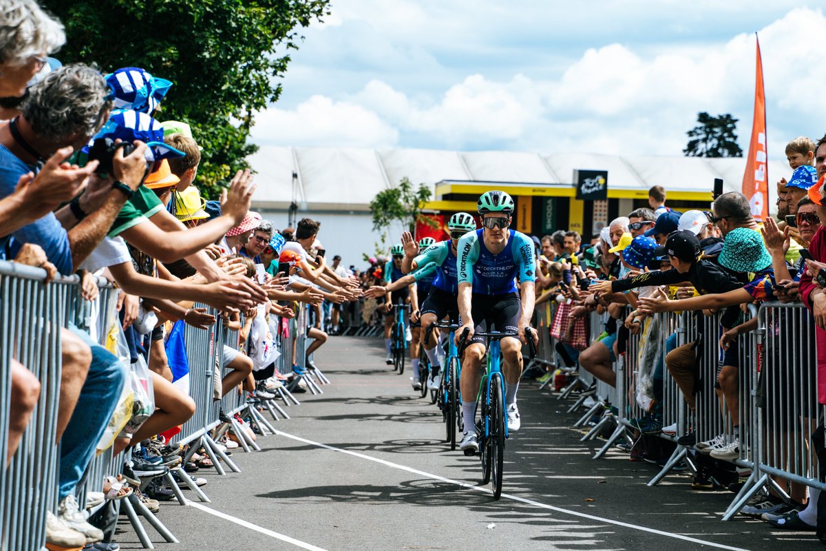 AG2R LA MONDIALE (@ag2rlamondiale) on Twitter photo 🔚 Clap de fin de la 112ème édition du Tour de France 2025 🇫🇷
🚴♂️ Un grand bravo à notre équipe cycliste <a href="/decathlonAG2RLM/">DECATHLON AG2R LA MONDIALE TEAM</a> pour son #engagement exemplaire tout au long de cette édition.
Trois semaines d’#effort, de stratégie, de dépassement de soi… et au bout du parcours une 🔚 Clap de fin de la 112ème édition du Tour de France 2025 🇫🇷
🚴♂️ Un grand bravo à notre équipe cycliste <a href="/decathlonAG2RLM/">DECATHLON AG2R LA MONDIALE TEAM</a> pour son #engagement exemplaire tout au long de cette édition.
Trois semaines d’#effort, de stratégie, de dépassement de soi… et au bout du parcours une