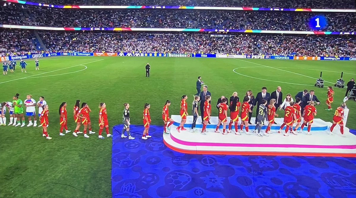 Ilier Navarro (@iliernavarro) on Twitter photo 😓Bueno, una derrota cruel para la <a href="/SEFutbolFem/">Selección Española Femenina de Fútbol</a>, pero “todas jugamos, todas ganamos y todas perdemos”, dice Aitana Bonmatí y se disculpa con la afición. 👏🏼👏🏼👏🏼
🫶🏼Hemos disfrutado de esta #EurocopaFemenina, así que a seguir adelante y ¡gracias por tanto!
#Euro2025 #EurocopaRTVE 😓Bueno, una derrota cruel para la <a href="/SEFutbolFem/">Selección Española Femenina de Fútbol</a>, pero “todas jugamos, todas ganamos y todas perdemos”, dice Aitana Bonmatí y se disculpa con la afición. 👏🏼👏🏼👏🏼
🫶🏼Hemos disfrutado de esta #EurocopaFemenina, así que a seguir adelante y ¡gracias por tanto!
#Euro2025 #EurocopaRTVE