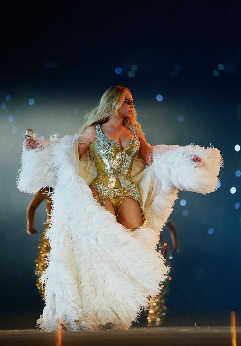 beycharts's tweet image. Beyoncé has officially becomes the first artist in history to complete a full Stadium Tour on five separate occasions:
• On The Run Tour
• The Formation World Tour
• On The Run Tour II
• RENAISSANCE World Tour
• COWBOY CARTER Tour