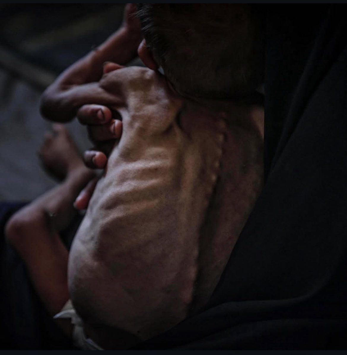 Let this photo haunt you, and allow it to move you to stop Israel as it bombs and starves Palestinians to death in Gaza.

📷 Ali Jadallah, Gaza, July 27 2025