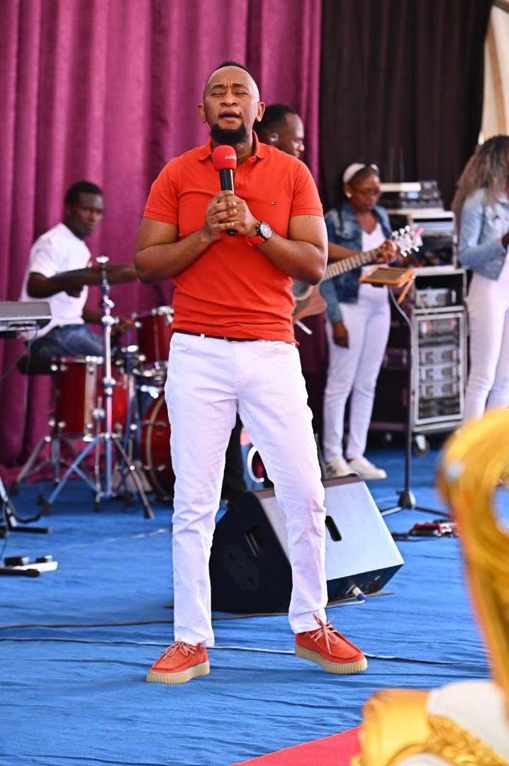 DoreenSevenM's tweet image. A power that speaks peace to the storms of every life, healing to the broken and gives victory over the enemy.
That power is found in the Lord Jesus Christ.
#ProphetElvisMbonye
