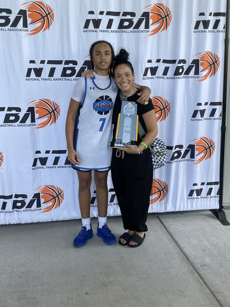 marteeeny12's tweet image. the love the entire basketball community has shown is unexplainable. I’m on vacation but been supporting Jays friends while down here &amp;amp; they won Nationals!! #E4J 💙