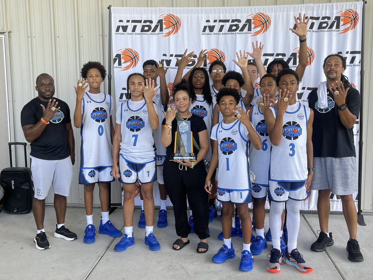 marteeeny12's tweet image. the love the entire basketball community has shown is unexplainable. I’m on vacation but been supporting Jays friends while down here &amp;amp; they won Nationals!! #E4J 💙