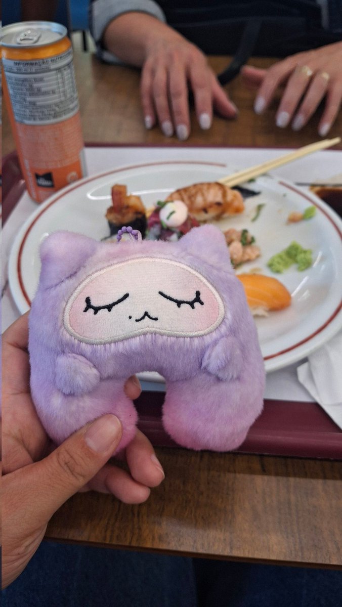 babyeolliee's tweet image. kkuruzinha comendo sushi e o teoteo comendo frango frito