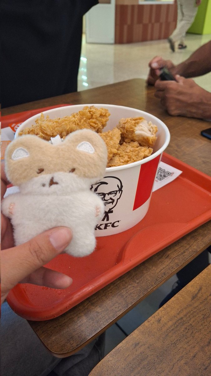 babyeolliee's tweet image. kkuruzinha comendo sushi e o teoteo comendo frango frito