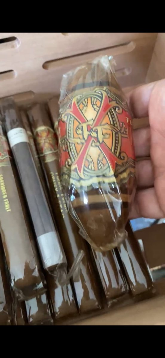 SeattleCigars's tweet image. Opus X Football is one of the most rare and expensive cigars in the world.
They are particularly hard to find with no cracks.
These regularly sell for 5,000.